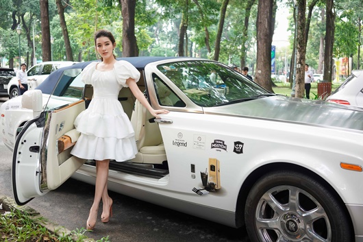 Á hậu Huyền My từng được xế sang của ông Đặng Lê Nguyên Vũ đưa đón đi sự kiện. Ảnh internet