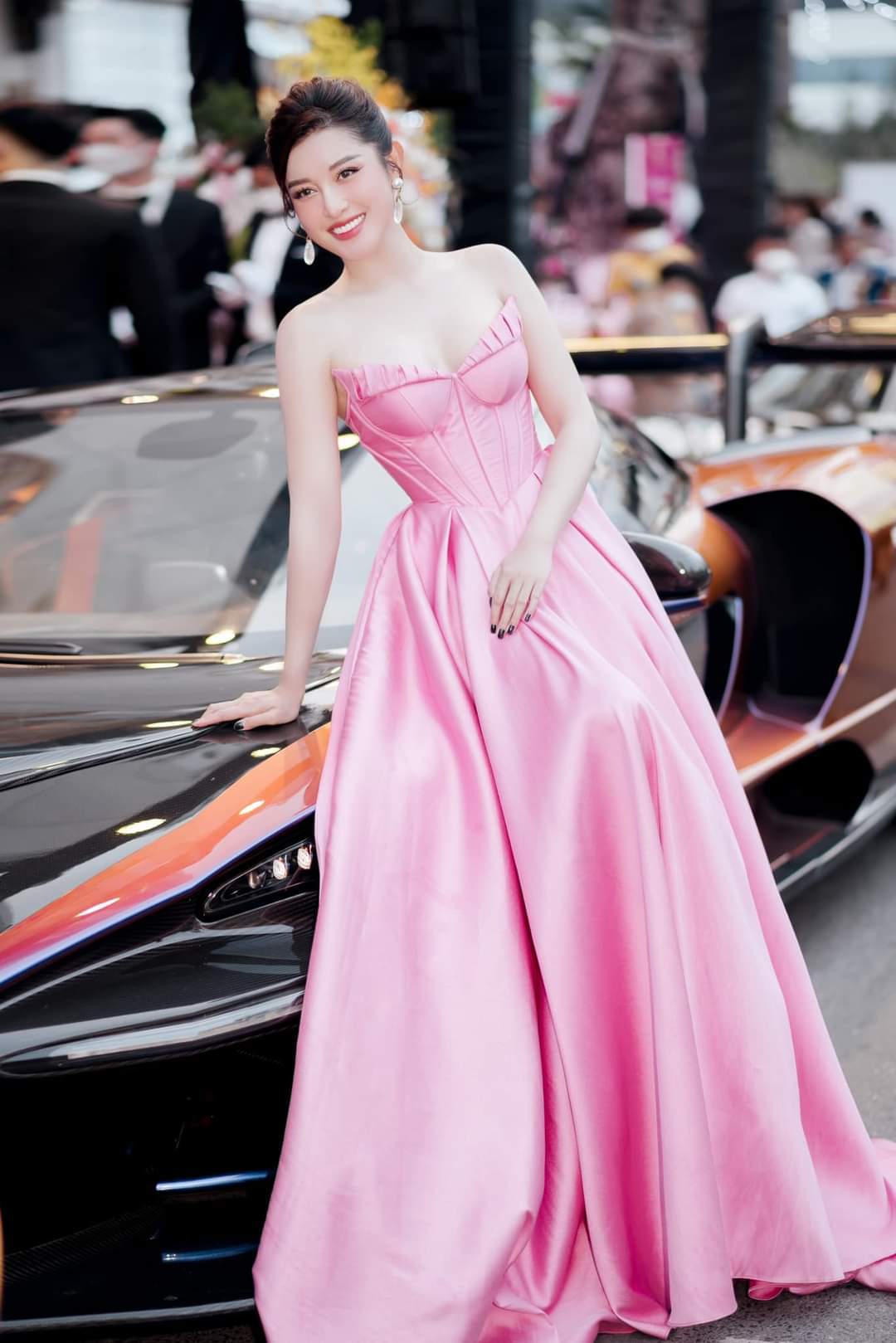 Á hậu Huyền My khoe sắc vóc 'vạn người mê' bên siêu xe 200 tỷ. Ảnh internet