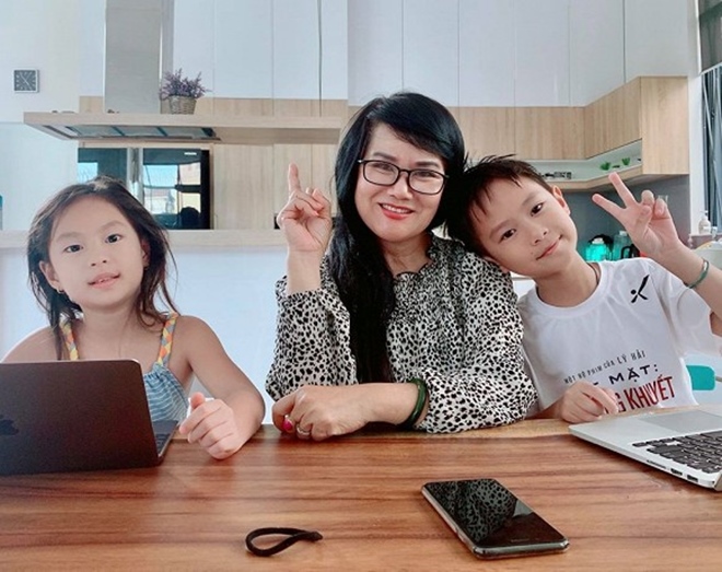 Hơn Lý Hải 10 tuổi, mẹ vợ chiếm spotlight vì nhan sắc 'lão hóa ngược' khi chung khung hình với con rể - Ảnh 1 Hơn Lý Hải 10 tuổi, mẹ vợ chiếm spotlight vì nhan sắc 'lão hóa ngược' khi chung khung hình với con rể - Ảnh 1