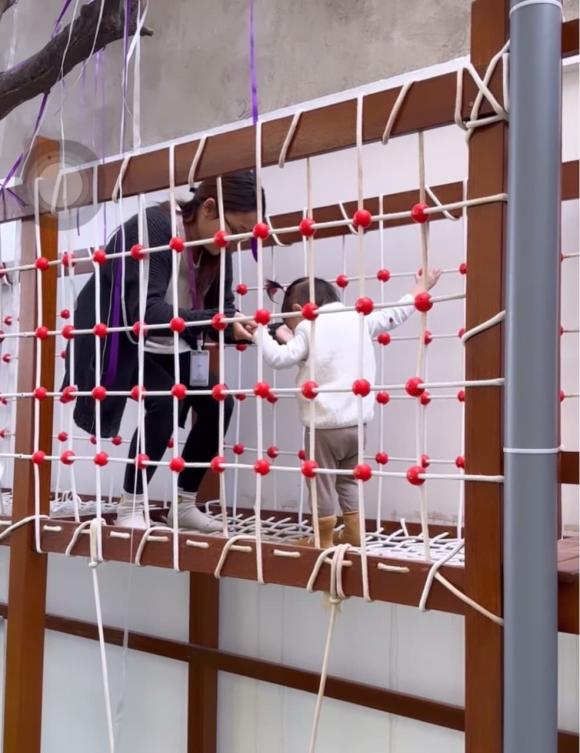 Con gái Phanh Lee hòa nhập nhanh từ buổi đầu đi học. Ảnh internet