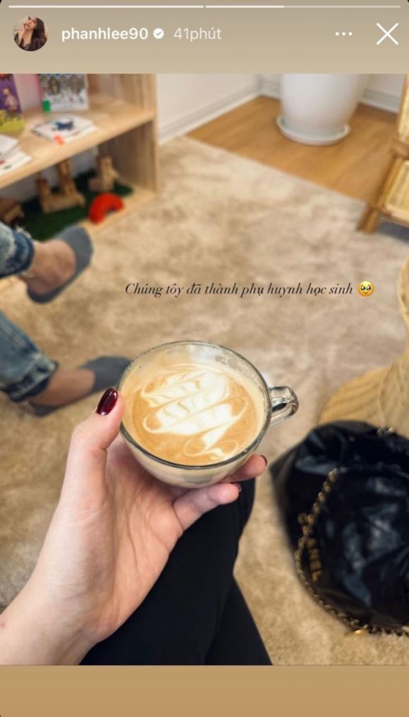 Phanh Lee tuyên bố cả hai vợ chồng chính thức thành phụ huynh học sinh. Ảnh internet