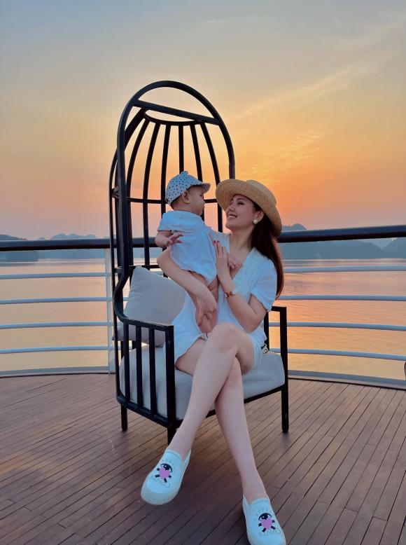 Phanh Lee thường xuyên khoe ái nữ nhưng chỉ ở góc nghiêng. Ảnh internet