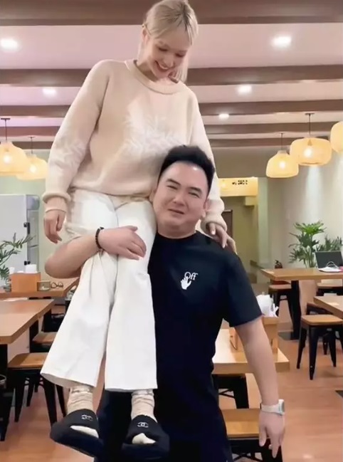 Streamer giàu nhất Việt Nam livestream vô tình làm lộ nhan sắc thật của Xoài Non khi ở nhà. Ảnh internet Streamer giàu nhất Việt Nam livestream vô tình làm lộ nhan sắc thật của Xoài Non khi ở nhà. Ảnh internet