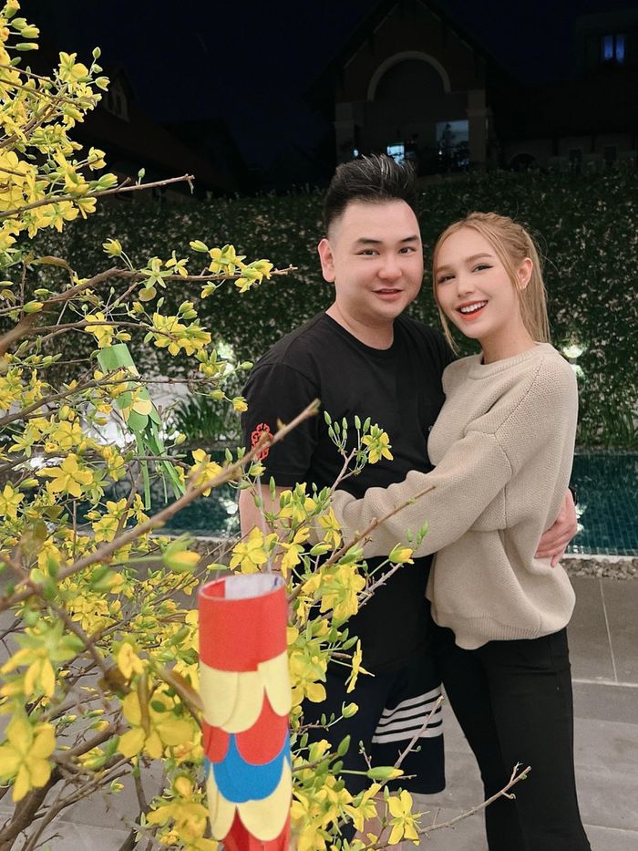 Streamer giàu nhất Việt Nam livestream vô tình làm lộ nhan sắc thật của Xoài Non - Ảnh 2 Streamer giàu nhất Việt Nam livestream vô tình làm lộ nhan sắc thật của Xoài Non - Ảnh 2