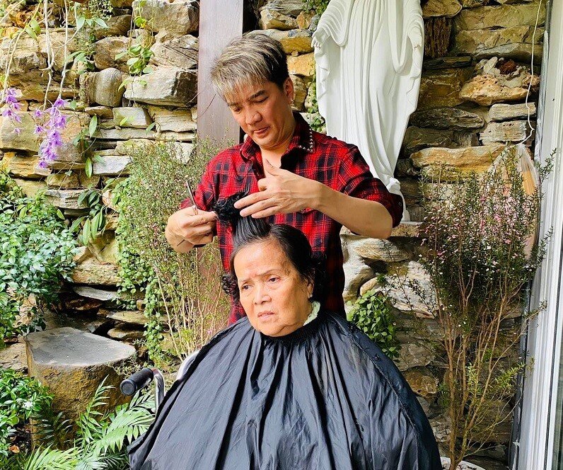 Đàm Vĩnh Hưng tự tay cắt tóc cho mẹ ruột. Ảnh internet