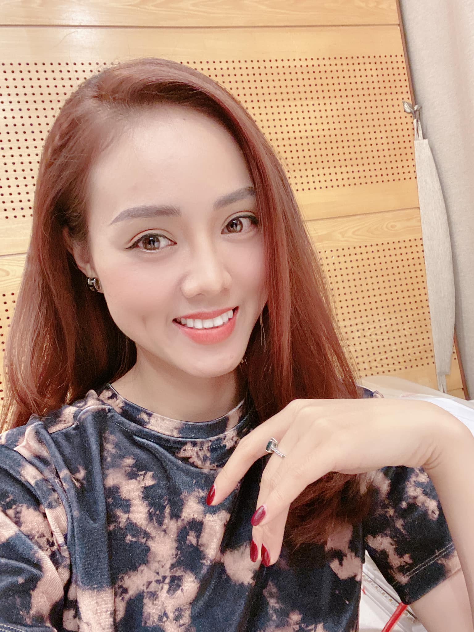 Vợ NSND Công Lý sở hữu nhan sắc xinh đẹp, duyên dáng. Ảnh internet