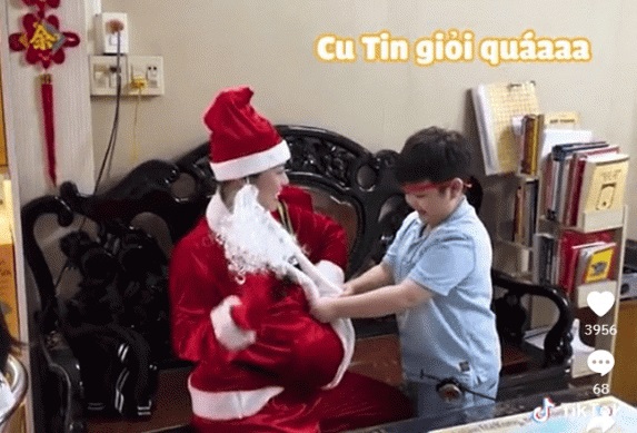 Nhật Kim Anh tặng quà con trai trước khi có chuyến đi công tác. Ảnh internet Nhật Kim Anh tặng quà con trai trước khi có chuyến đi công tác. Ảnh internet
