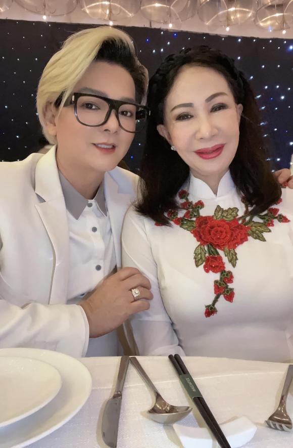 Bạn thân Đàm Vĩnh Hưng - Vũ Hà tình cảm bên vợ đại gia hơn 8 tuổi, bà xã nam ca sĩ được nhận xét ngày càng mặn mà, đằm thắm. Ảnh internet Bạn thân Đàm Vĩnh Hưng - Vũ Hà tình cảm bên vợ đại gia hơn 8 tuổi, bà xã nam ca sĩ được nhận xét ngày càng mặn mà, đằm thắm. Ảnh internet