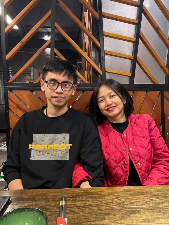 Con trai nghệ sĩ Trung Anh bên mẹ. Ảnh internet Con trai nghệ sĩ Trung Anh bên mẹ. Ảnh internet