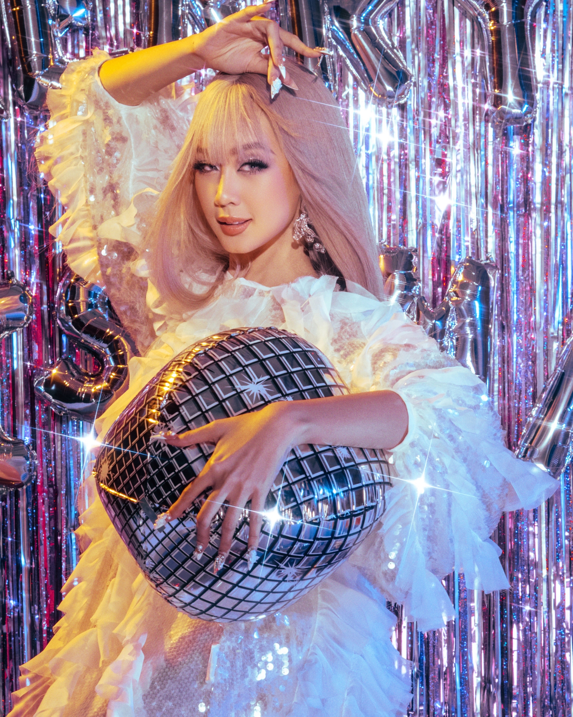 Ở phong cách này, cô nàng diện một bộ đầm suông trắng, chất vải voan với họa tiết lượn sóng mang đến cảm giác tự do, phóng khoáng.