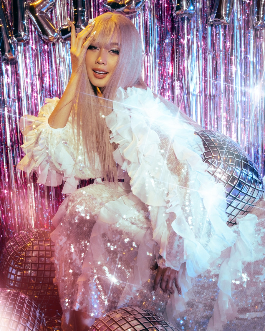 Bộ tóc trắng phá cách khiến Bảo Ngọc càng trở nên lạ hơn, như một cô gái La-tinh trong buổi tiệc lung linh nhiều màu sắc.