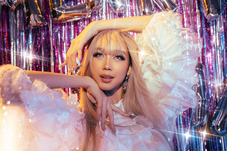 Phong cách trang điểm xám khói khiến nàng hậu trở nên ma mị nhưng vẫn vô cùng tươi vui trong phối cảnh party tràn ngập không khí của mùa lễ hội cuối năm.