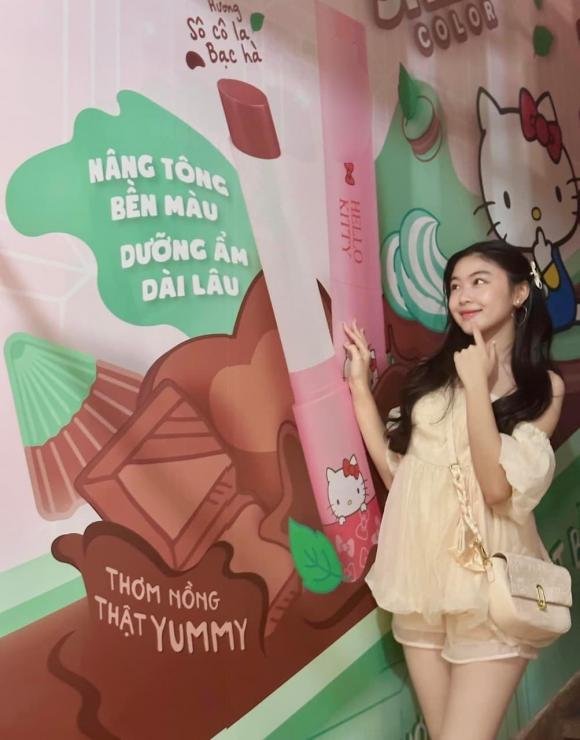 Ái nữ nhà MC Quyền Linh khoe vẻ đẹp ngọt ngào, trong veo. Ảnh internet Ái nữ nhà MC Quyền Linh khoe vẻ đẹp ngọt ngào, trong veo. Ảnh internet