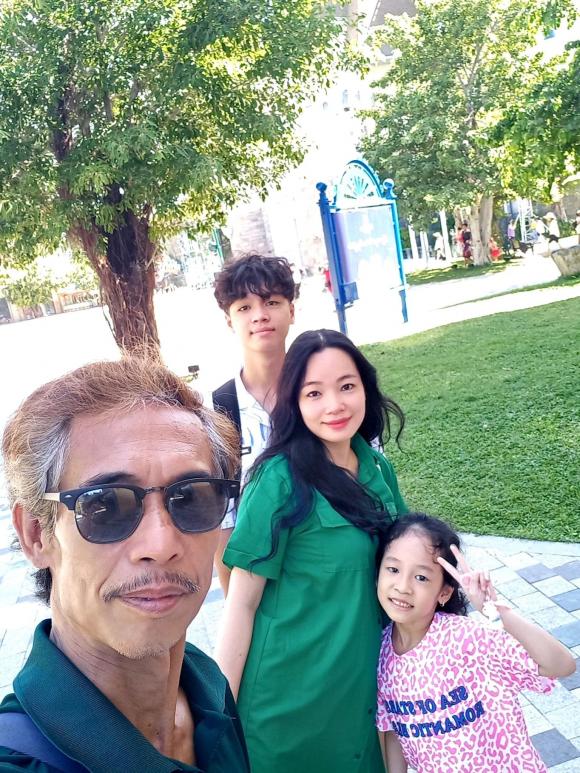 Đứng cạnh vợ trẻ kém 25 tuổi, nghệ sĩ Phú Đôn khiến nhiều người giật mình - Ảnh 1