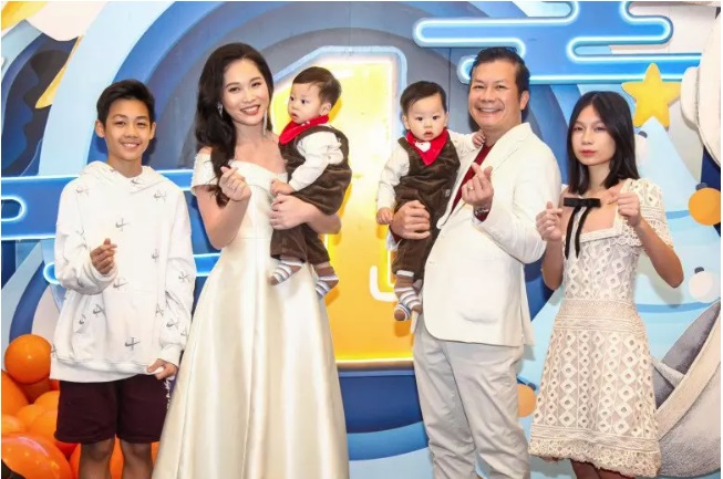 Lần hiếm hoi lộ diện 2 con riêng của Shark Hưng: Ngoại hình sáng, chuẩn phong thái rich kid. Ảnh internet Lần hiếm hoi lộ diện 2 con riêng của Shark Hưng: Ngoại hình sáng, chuẩn phong thái rich kid. Ảnh internet