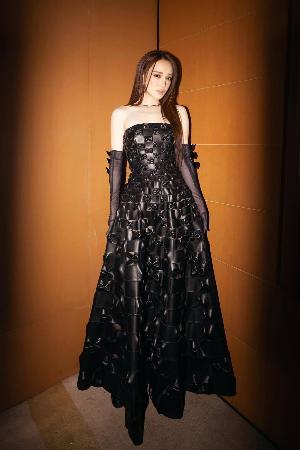 Nhã Phương đẹp không tì vết trong bộ váy đen huyền bí - Ảnh 2
