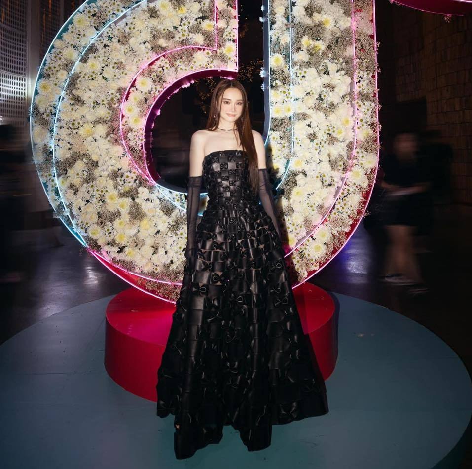 Nhã Phương đẹp không tì vết trong bộ váy đen huyền bí - Ảnh 3