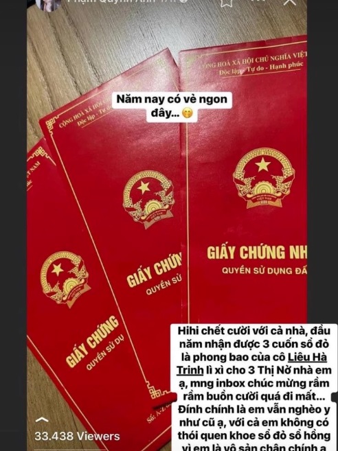 Hóa ra hình ảnh 3 sổ đỏ lại là phong bao lì xì. Ảnh internet Hóa ra hình ảnh 3 sổ đỏ lại là phong bao lì xì. Ảnh internet
