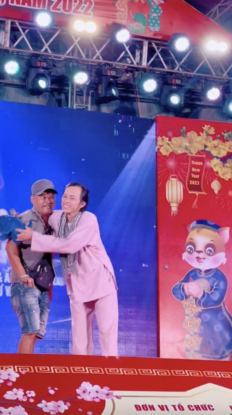 Danh hài Hoài Linh thân thiện trò chuyện và cảm ơn vị khán giả đặc biệt. Ảnh internet