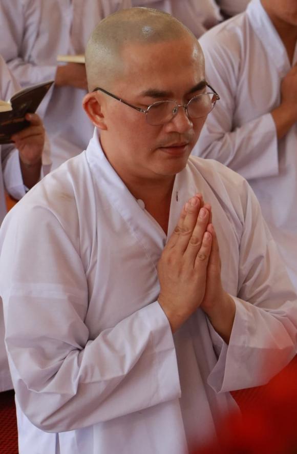 MC Đại Nghĩa trong đợt xuống tóc quy y tại chùa. Ảnh internet MC Đại Nghĩa trong đợt xuống tóc quy y tại chùa. Ảnh internet