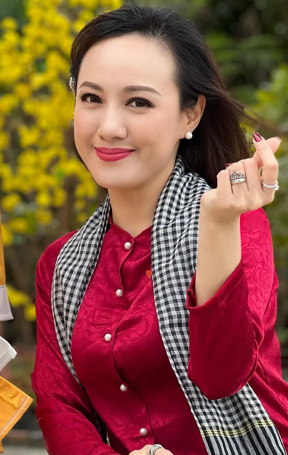 BTV Hoài Anh khác lạ trong diện mạo mới khiến CDM xuýt xoa - Ảnh 1 BTV Hoài Anh khác lạ trong diện mạo mới khiến CDM xuýt xoa - Ảnh 1
