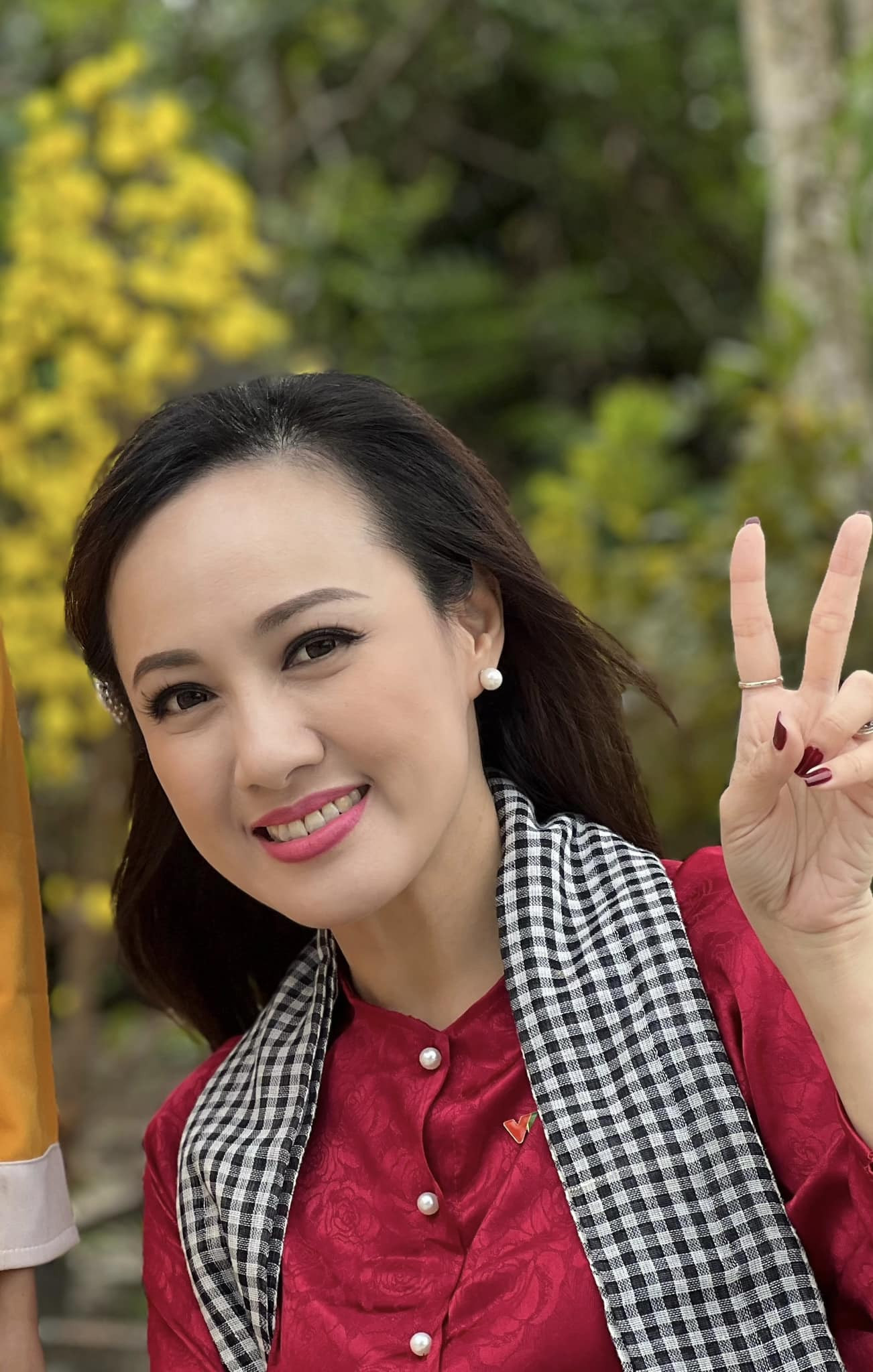 BTV Hoài Anh khác lạ trong diện mạo mới khiến CDM xuýt xoa - Ảnh 2 BTV Hoài Anh khác lạ trong diện mạo mới khiến CDM xuýt xoa - Ảnh 2
