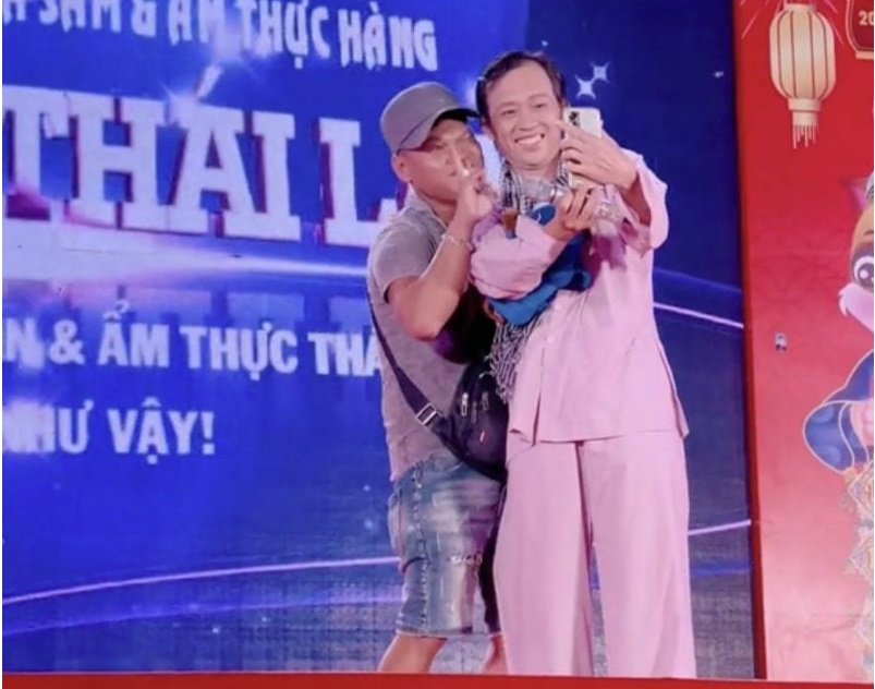 Hoài Linh miệt mài chạy show cuối năm, ngoại hình đáng lo ngại - Ảnh 1 Hoài Linh miệt mài chạy show cuối năm, ngoại hình đáng lo ngại - Ảnh 1