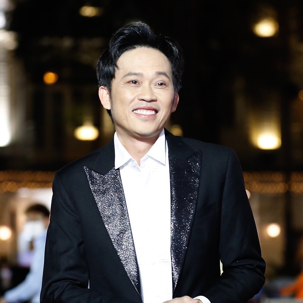 Hoài Linh lủi thủi một mình đi hát hội chợ, thái độ của khán giả mới đáng chú ý - Ảnh 1 Hoài Linh lủi thủi một mình đi hát hội chợ, thái độ của khán giả mới đáng chú ý - Ảnh 1