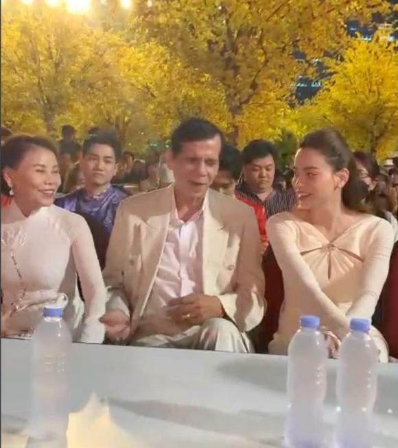 Hồ Ngọc Hà vui vẻ đi sự kiện cùng gia đình. Ảnh internet