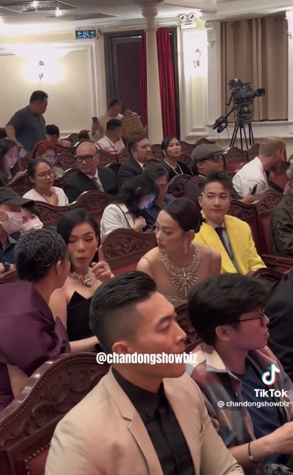 Minh Hằng tương tác với Lệ Quyên trong suốt thời gian diễn ra sự kiện. Ảnh internet