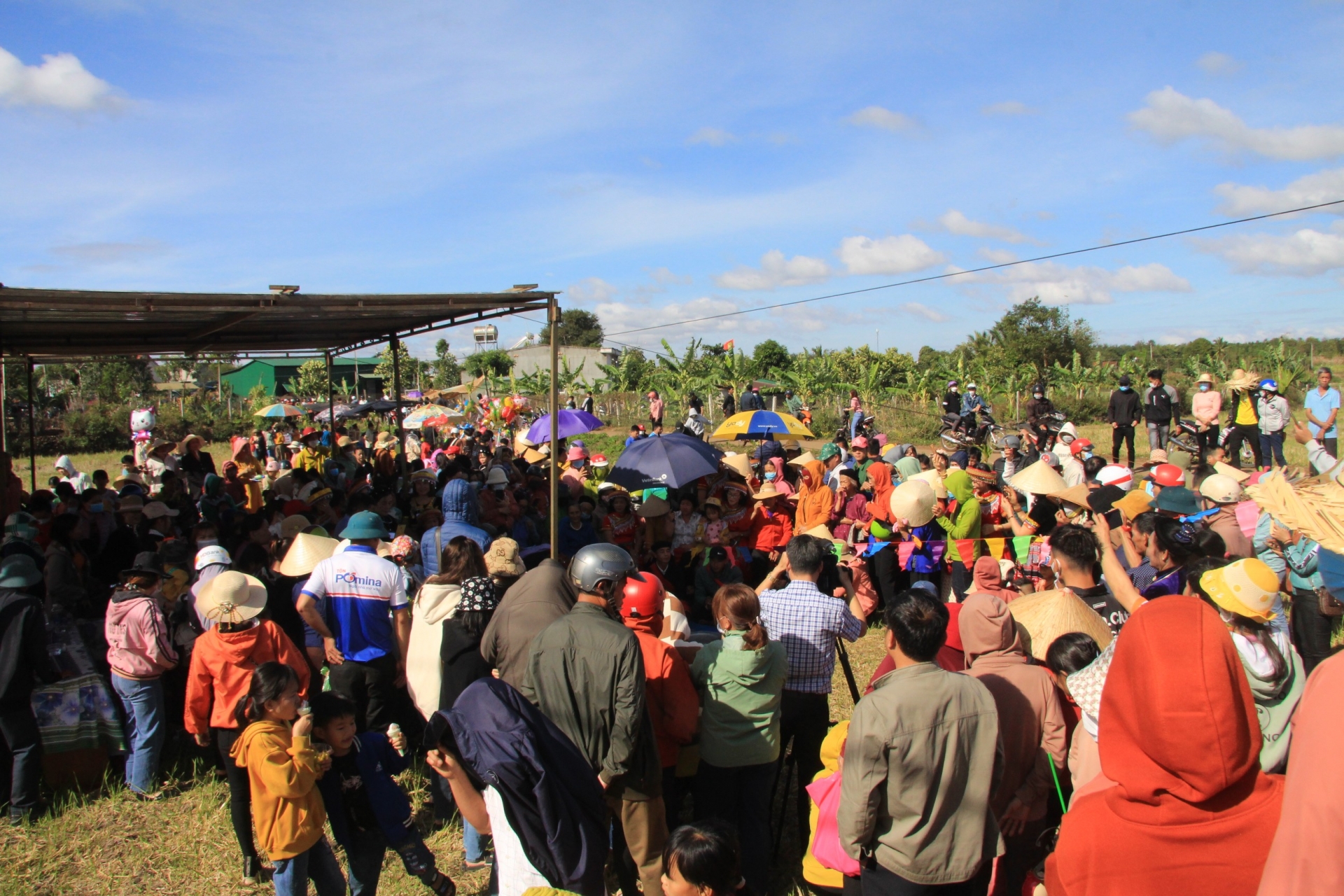 Lễ hội Lồng tồng thu hút hàng nghìn du khách tham gia.