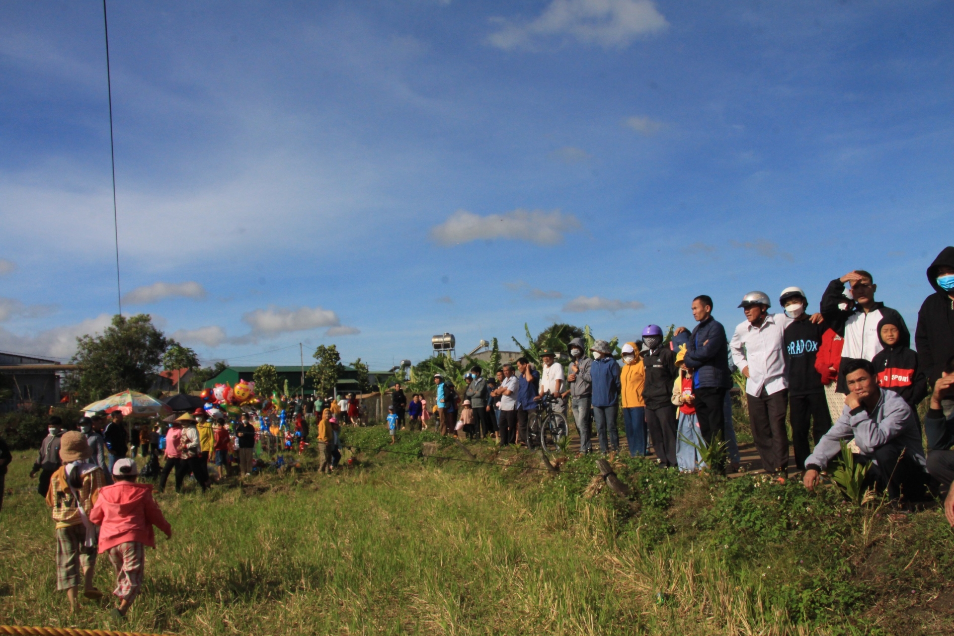 Người dân tại xã Cư M'gar rộn ràng đến dự Lễ hội Lồng tồng.