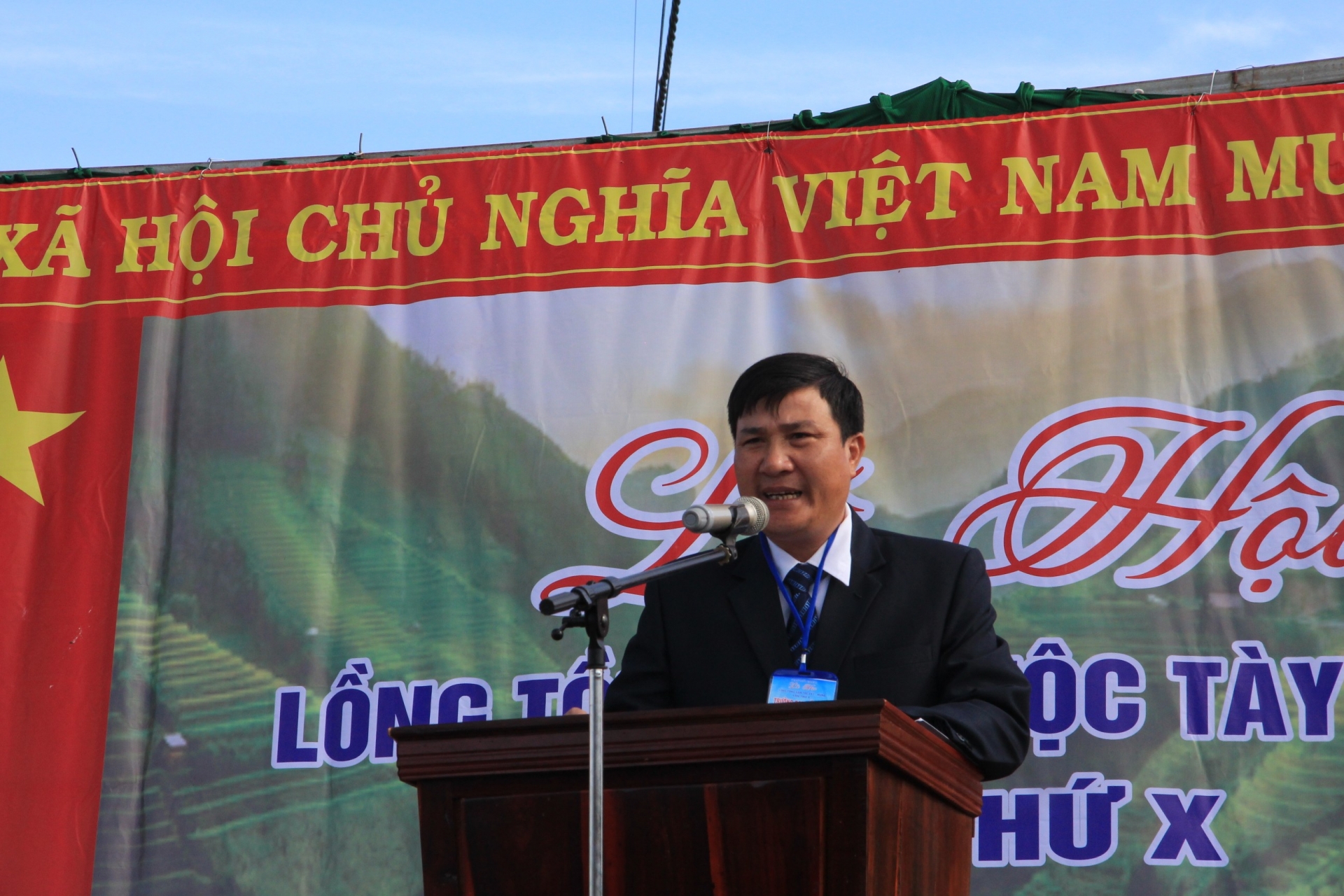 Ông Nguyễn Văn Sỹ, Phó Chủ tịch UBND xã Cư M’gar phát biểu khai mạc lễ hội.