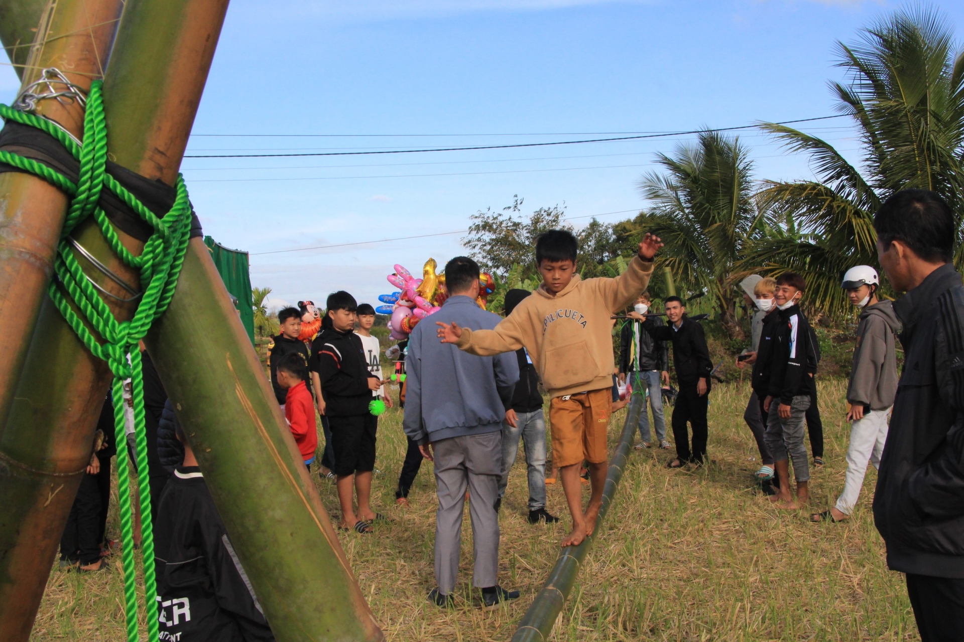 Nhiều cháu nhỏ hăng hái tham gia trò chơi đi qua cầu kiều.