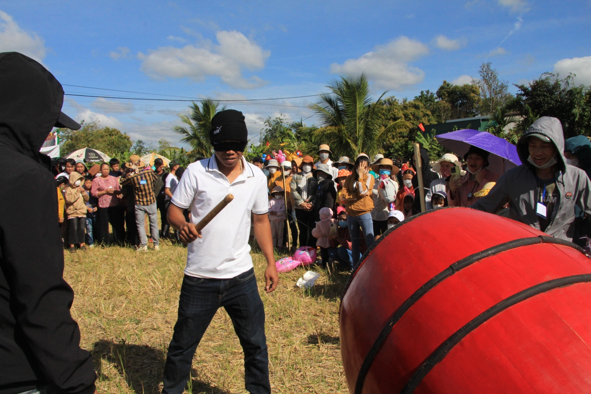Du khách hào hứng với trò chơi bịt mắt đánh trống.