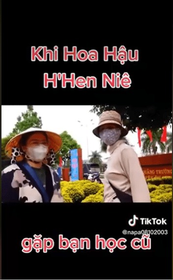 H'Hen Niê vui vẻ trò chuyện cùng người bạn học cũ còn phủ nhận việc được gọi là Hoa hậu ở ngoài đời. Ảnh internet H'Hen Niê vui vẻ trò chuyện cùng người bạn học cũ còn phủ nhận việc được gọi là Hoa hậu ở ngoài đời. Ảnh internet