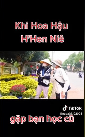 Thái độ của H'Hen Niê khi gặp lại bạn cũ mưu sinh ngoài đường nhận được nhiều lời khen. Ảnh internet Thái độ của H'Hen Niê khi gặp lại bạn cũ mưu sinh ngoài đường nhận được nhiều lời khen. Ảnh internet