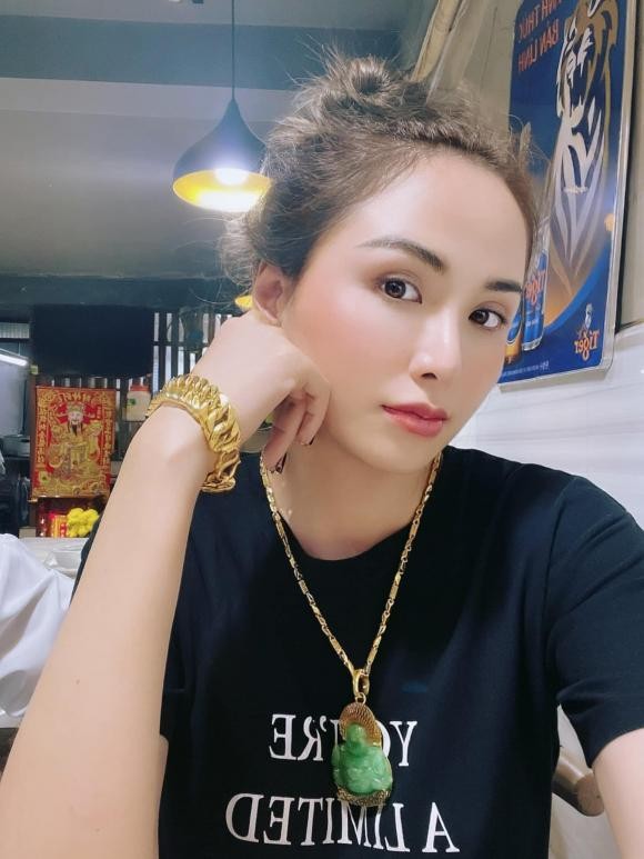 Cư dân mạng trầm trồ trước độ giàu của Diễm Hương. Ảnh internet Cư dân mạng trầm trồ trước độ giàu của Diễm Hương. Ảnh internet