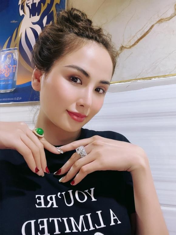 Hoa hậu Diễm Hương khoe vàng, kim cương lấp lánh. Ảnh internet Hoa hậu Diễm Hương khoe vàng, kim cương lấp lánh. Ảnh internet