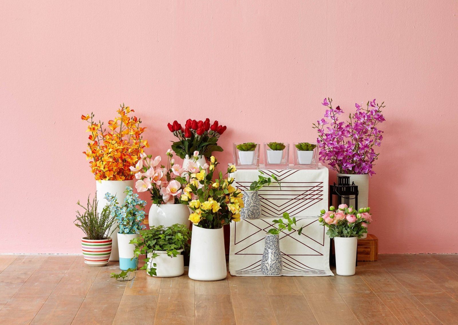 Hoa giả cũng là món đồ không nên để phòng khách. Ảnh internet