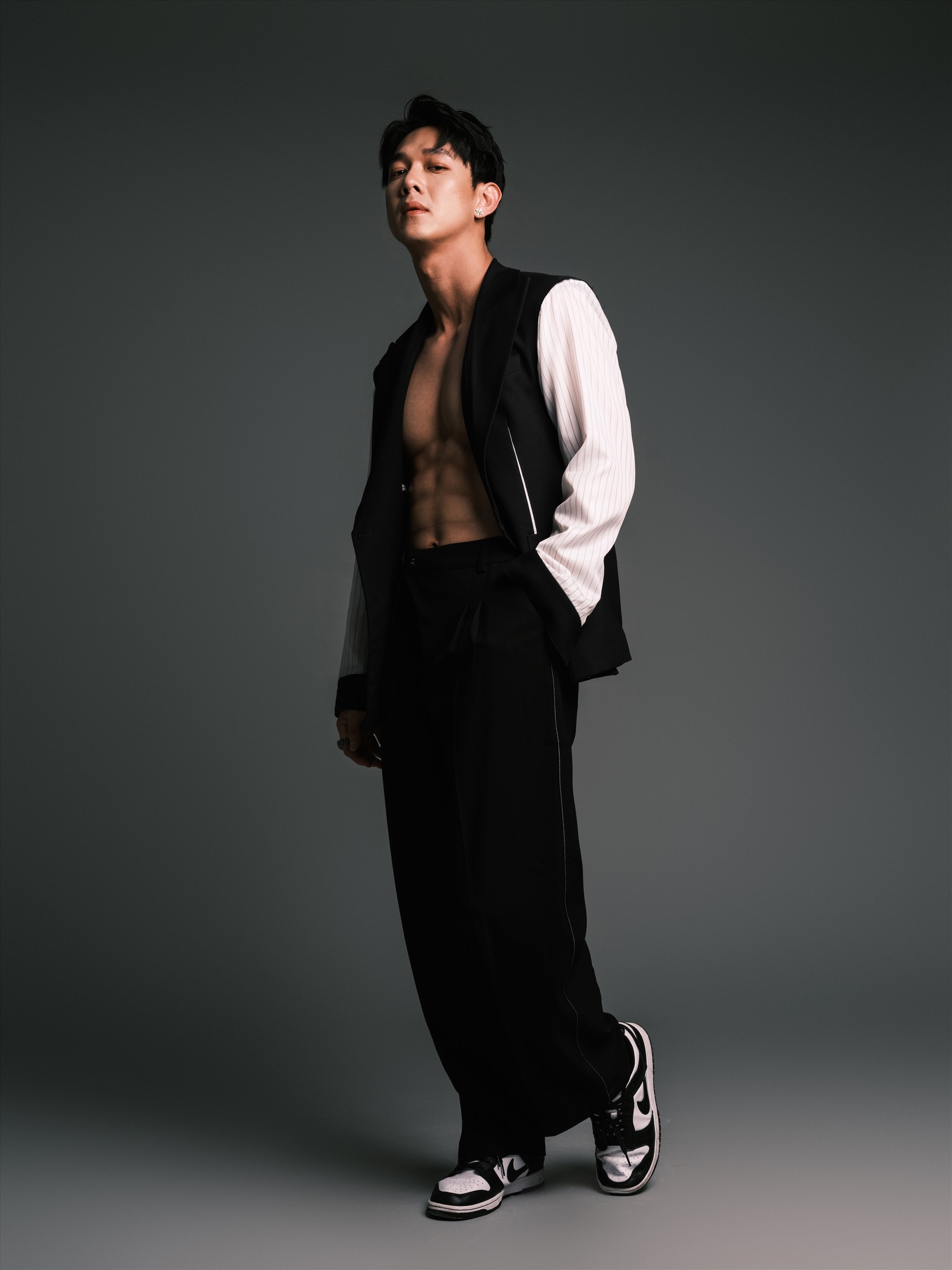 Song Luân tung bộ ảnh khoe body săn chắc chuẩn 'nam thần' khiến hội chị em ngẩn ngơ - Ảnh 1