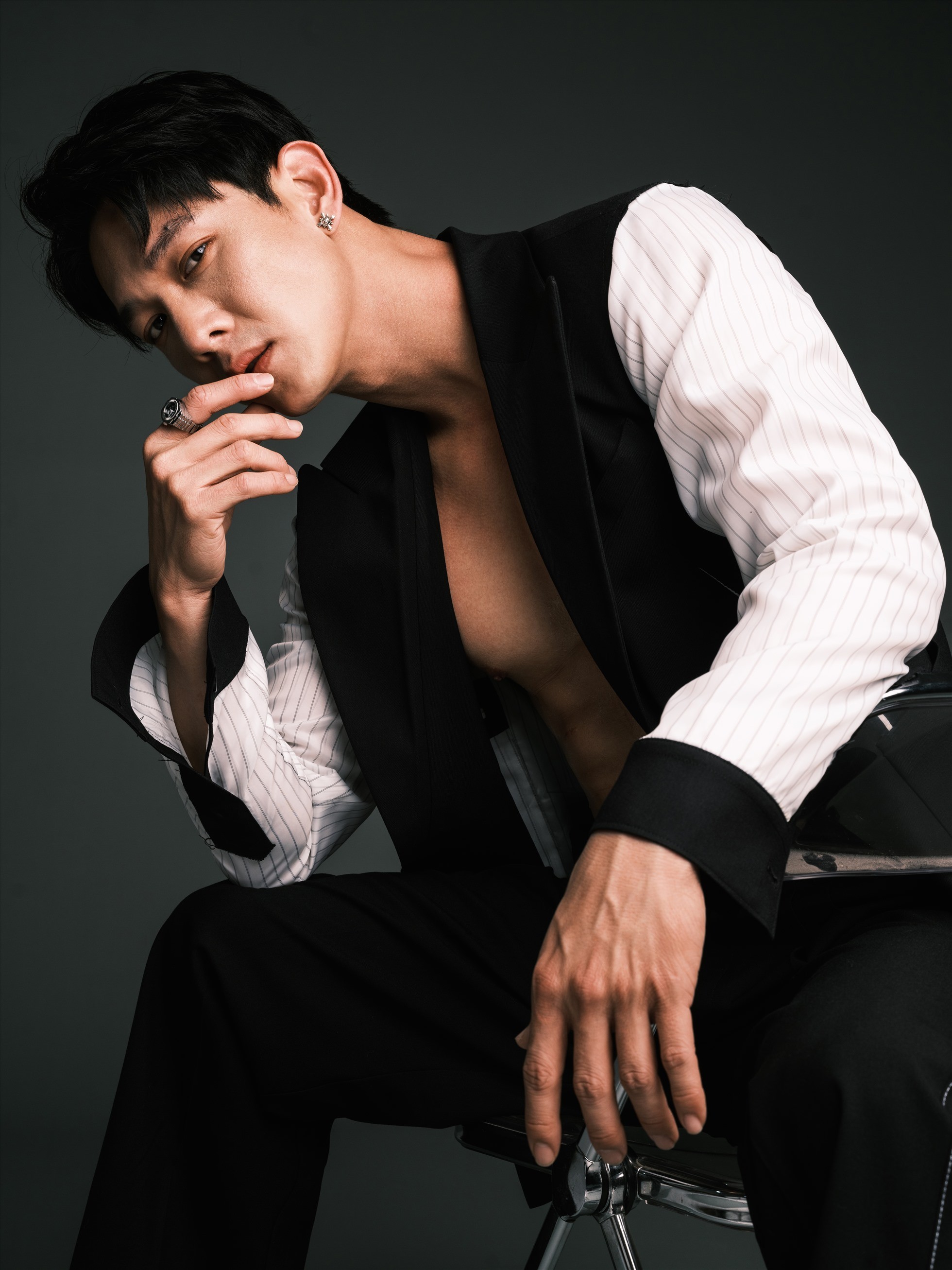 Song Luân tung bộ ảnh khoe body săn chắc chuẩn 'nam thần' khiến hội chị em ngẩn ngơ - Ảnh 2