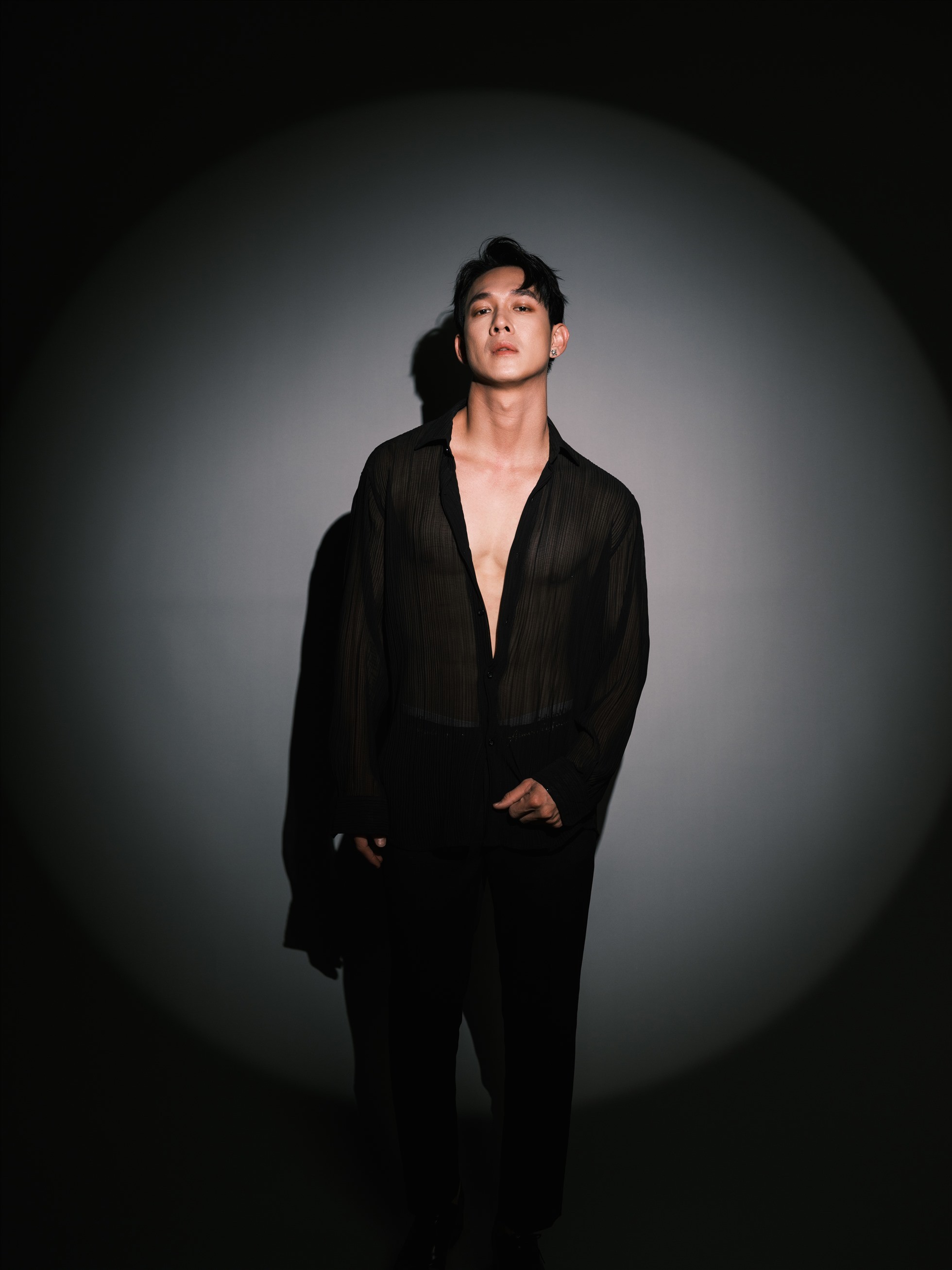 Song Luân sở hữu gương mặt điển trai, body săn chắc. Ảnh internet