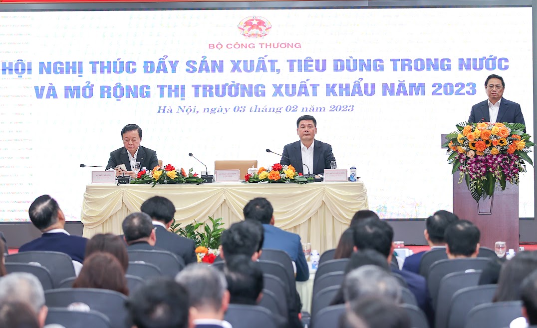 Thủ tướng dự Hội nghị thúc đẩy sản xuất, tiêu dùng trong nước và mở rộng thị trường xuất khẩu năm 2023 do Bộ Công Thương tổ chức sáng 3/2 (Ảnh: VGP).