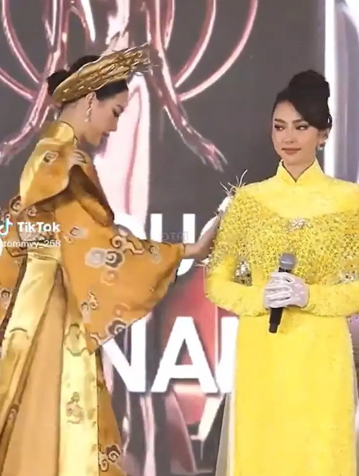 Sau đó, Bảo Ngọc chủ động di chuyển nhường vị trí đẹp cho Thùy Tiên. Ảnh internet