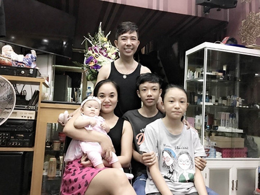 Ca sĩ Long Nhật hạnh phúc bên vợ và bốn con mặc tin đồn thất thiệt về giới tính. Ảnh internet