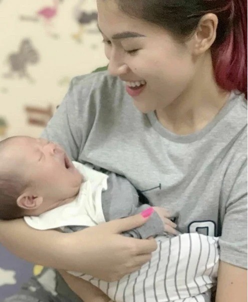 Ngọc Thanh Tâm khẳng định tin đồn đẻ con cho Đàm Vĩnh Hưng là sai sự thật. Ảnh internet Ngọc Thanh Tâm khẳng định tin đồn đẻ con cho Đàm Vĩnh Hưng là sai sự thật. Ảnh internet
