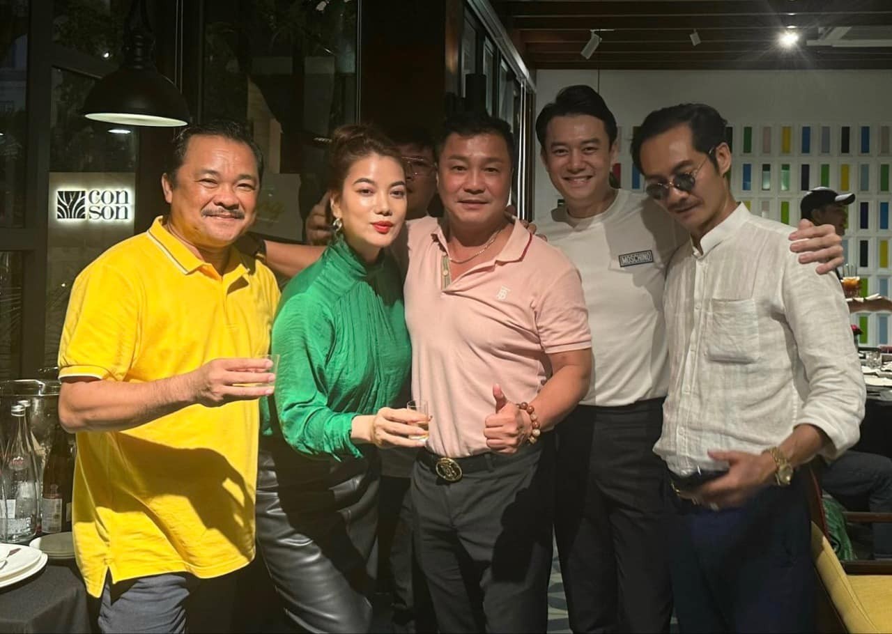 Trương Ngọc Ánh hội ngộ bên dàn diễn viên phim Đồng tiền xương máu. Ảnh internet