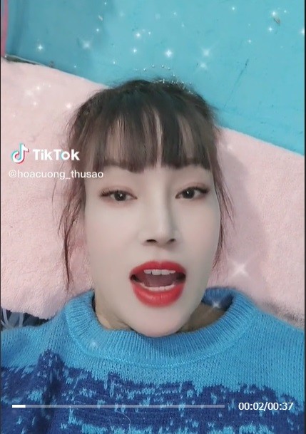 Nhìn cô dâu Thu Sao như cải lão hoàn đồng với gương mặt trẻ ra đến vài chục tuổi. Ảnh internet