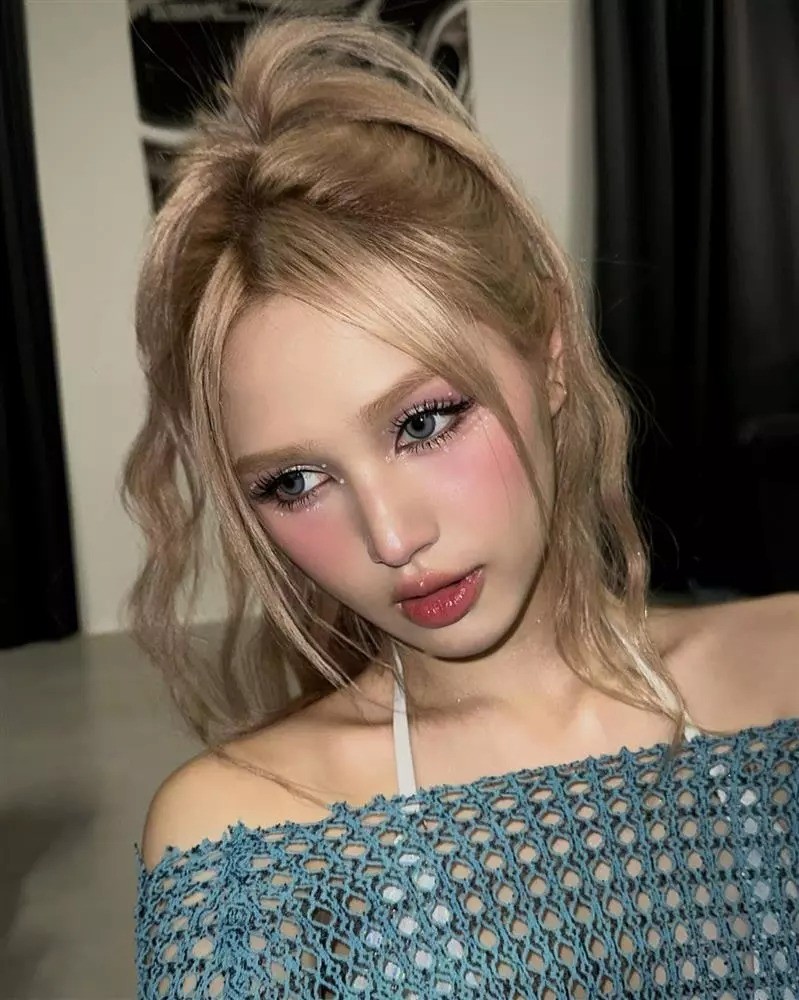 Xoài Non táo bạo lên đồ kiệm vải hóa búp bê barbie khiến CDM 'mắt tròn mắt dẹt' - Ảnh 1 Xoài Non táo bạo lên đồ kiệm vải hóa búp bê barbie khiến CDM 'mắt tròn mắt dẹt' - Ảnh 1